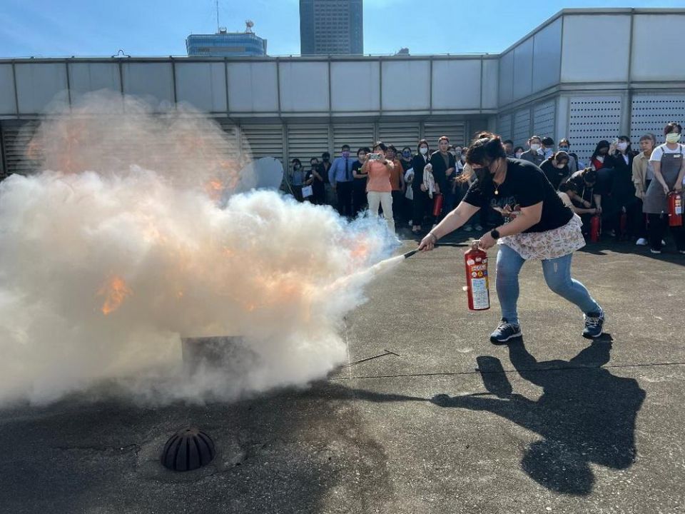 高雄大遠百攜手高市消防局成功分隊  樓管化身打火英雄學防災