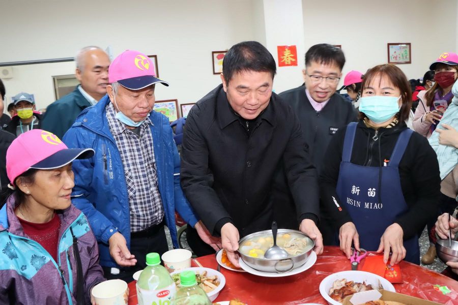 新苗教養院團圓飯開心吃快樂餐　 鍾東錦跟院生同台高歌同樂