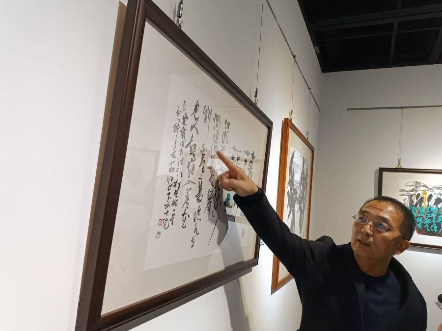 莊坤山書畫展 「暢懷任筆」間展現墨彩與草書的藝術