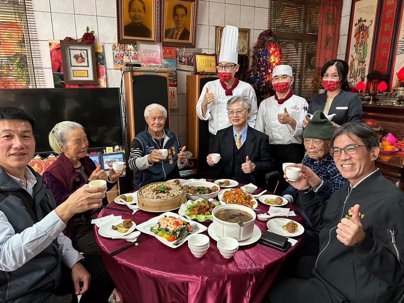 中榮偕榮服處訪視獨居榮民　傳遞溫馨五星年菜歡慶新年