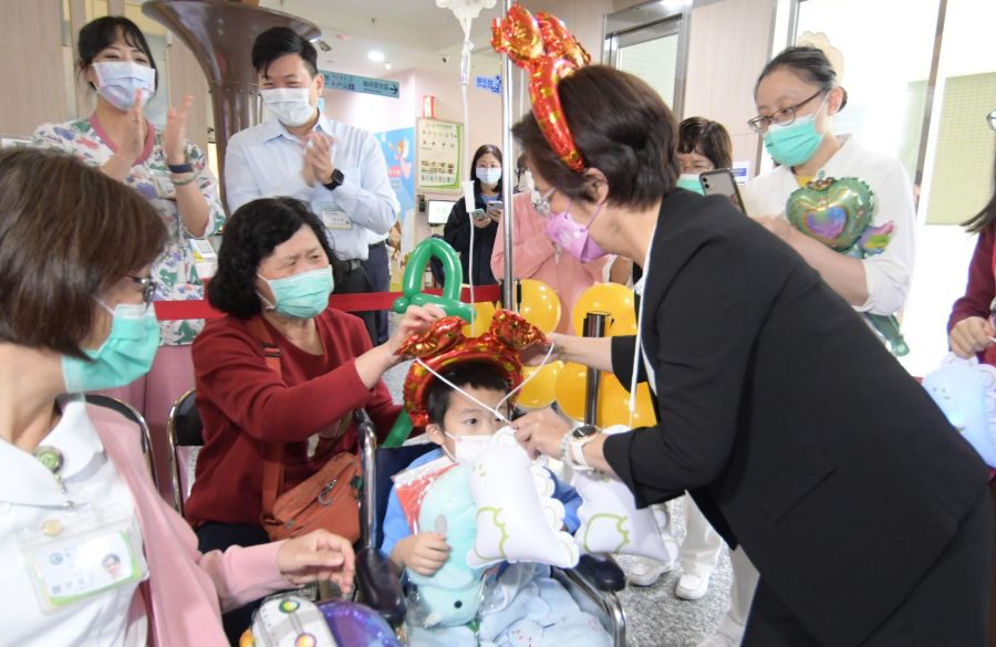 王惠美關懷住院兒童 歡樂互動祝福早日康復