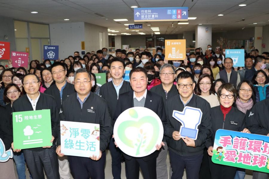 感謝同仁辛勞　鍾東錦發放福袋祝福新年快樂