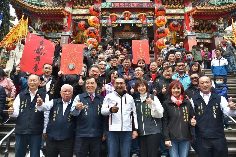 侯友宜初一至板橋及三重參拜 祈願市民平安  發送龍年福袋