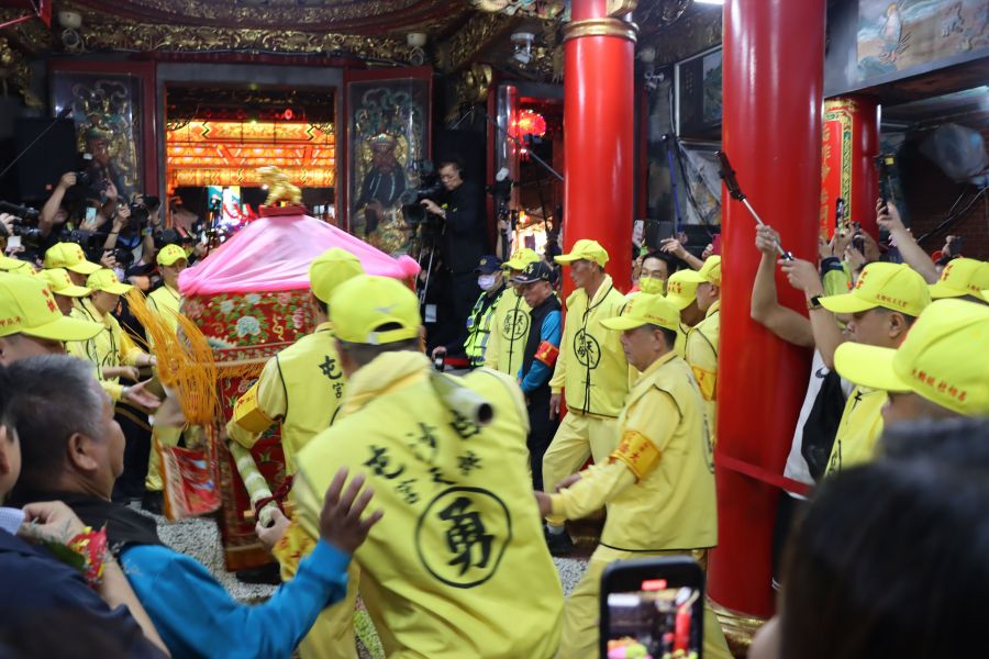 白沙屯拱天宮媽祖　粉紅超跑凌晨起駕至北港進香