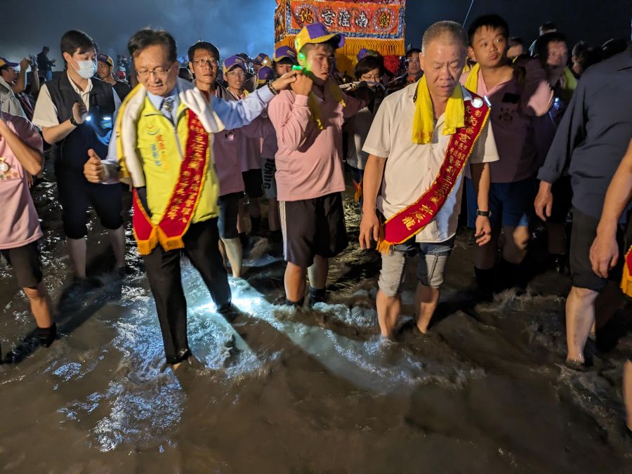 彰化南瑤宮進香重頭戲「潦溪」 萬人跟著媽祖橫渡濁水溪