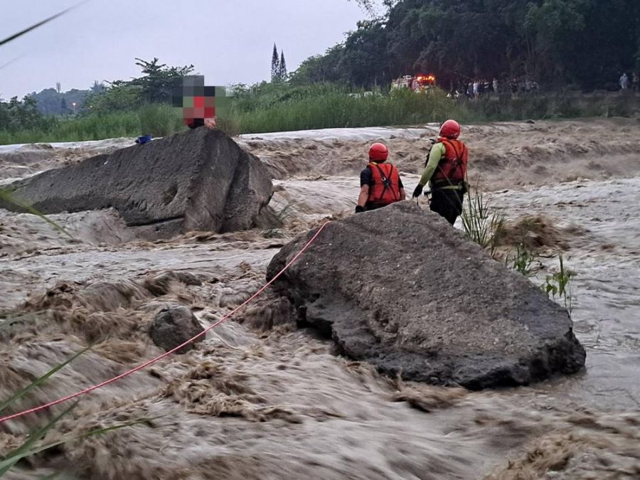 竹崎親水公園附近民眾受困於溪中 消防人員安全護送其上岸