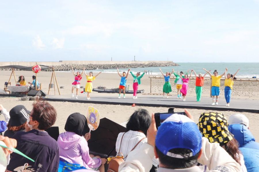 台南400農漁藝術地景藝術節　海風夕陽沙灘伴歌王歌后演出