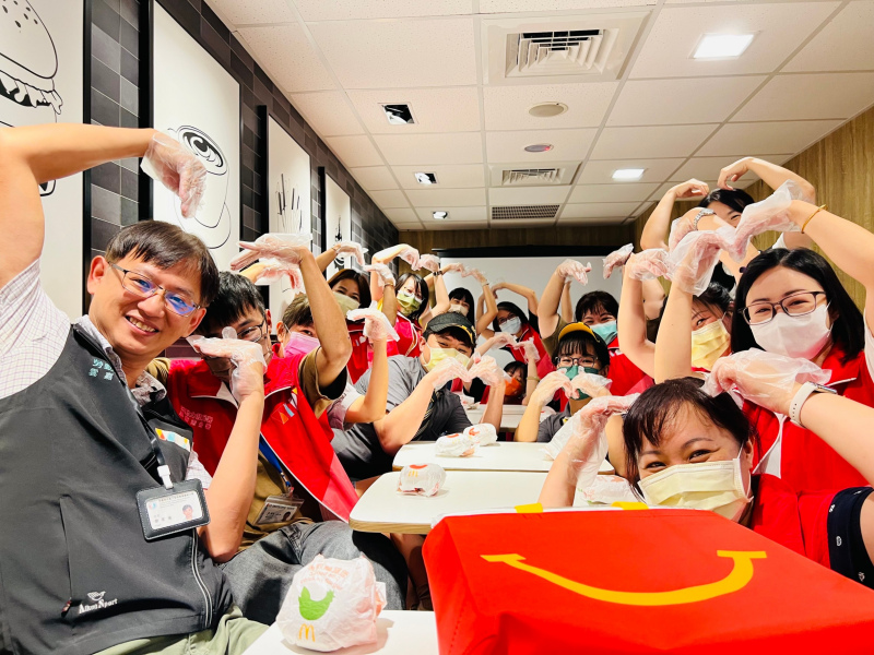 不同行業各有領域！就服員體驗麥當勞職場作業