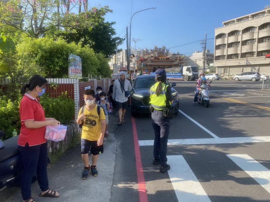 開學日湖警啟動護童專案 加強校園交通疏導守護學童安全