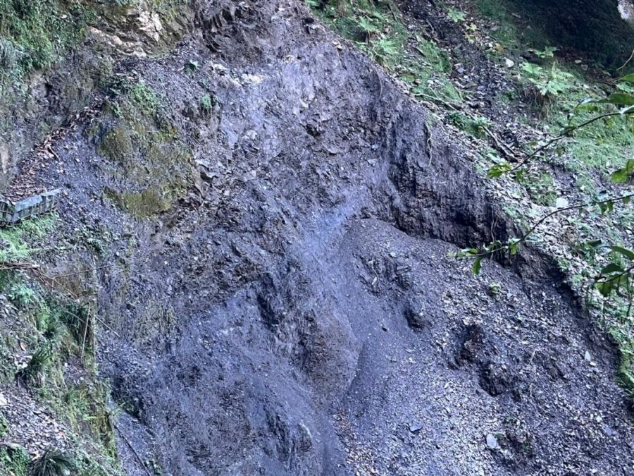 八通關越嶺線西段(東埔至觀高)步道 持續派員修護中