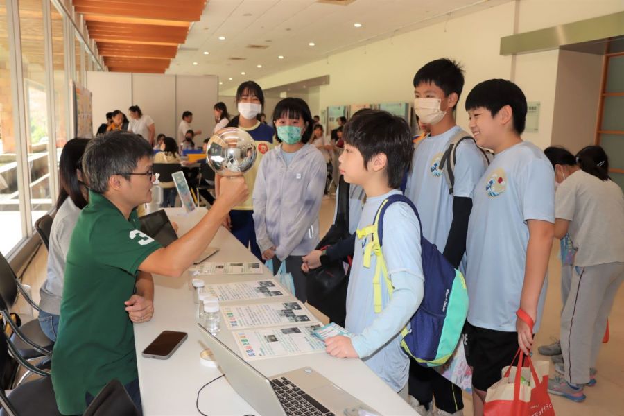 國衛院科普日活動透過互動式闖關遊戲激發學童對科學熱情與興趣